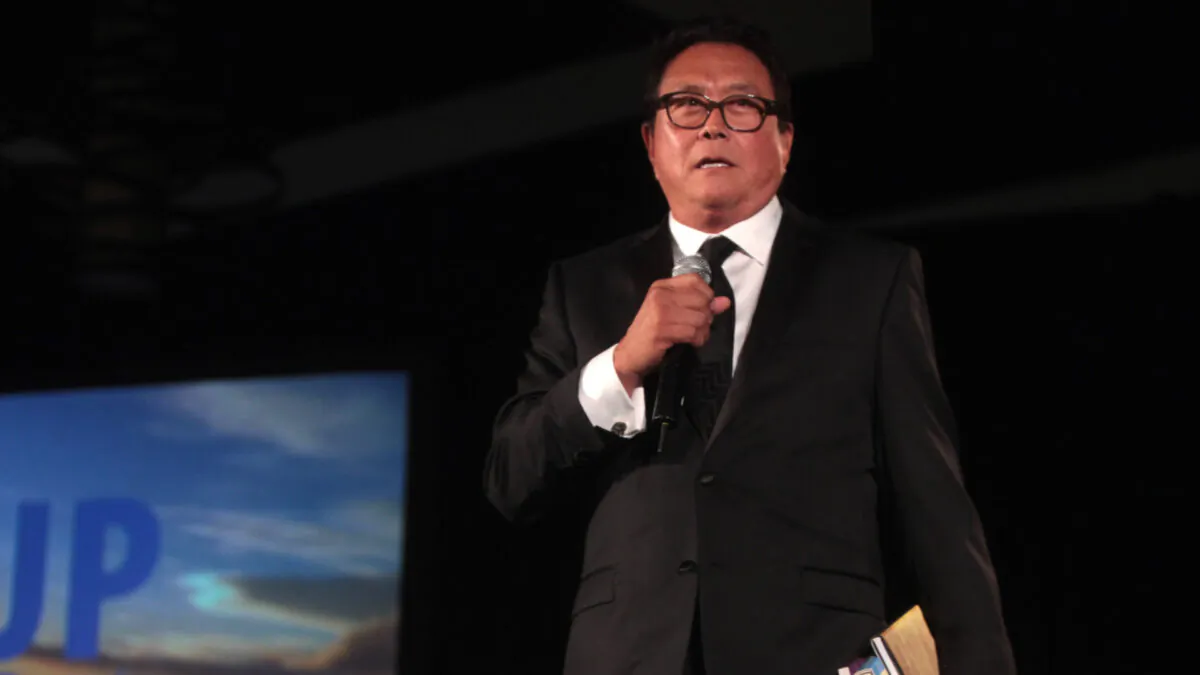 Robert Kiyosaki speaking at a gala event for Ben Carson hosted by Wake Up America at the Westin Kierland Resort & Spa in Scottsdale, Ariz., on Sept. 5, 2014. (Gage Skidmore/Flickr[CC BY-SA 2.0 (tinyurl.com/2zd3u6x9
)])

