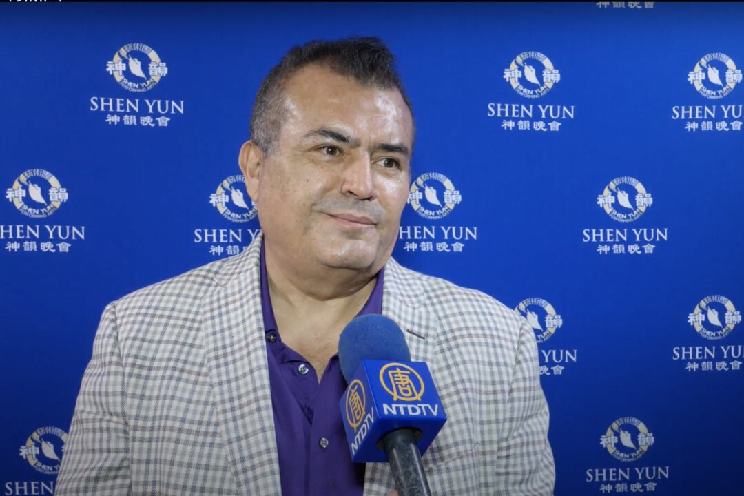 Alfredo Espinoza Leal at the Shen Yun Performing Arts performance at Teatro Metropolitano Querétaro, on May 12, 2022. (Yawen Hung/The Epoch Times)