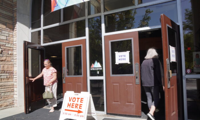 Voters enter and leave a polling location in Boise during Idaho's primary on May 17, 2022. (Allan Stein/The Epoch Times) 