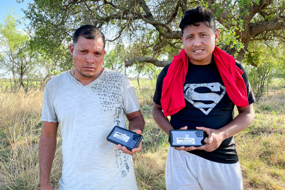 ICE Issues Smartphones to 255,602 Illegal Border-Crossers; Cost Is $89.5 Million a Year