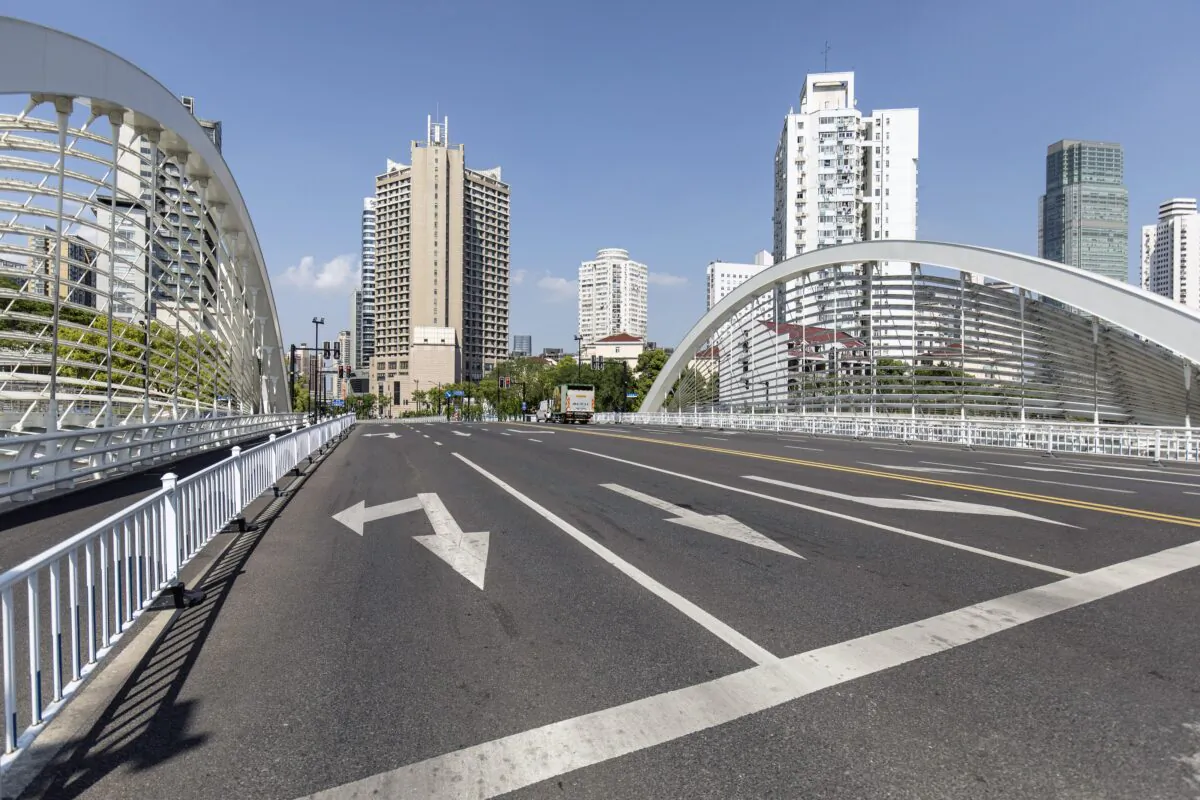 A nearly-empty road during a lockdown due to COVID-19 in Shanghai, China, on May 5, 2022. (Source: Bloomberg)