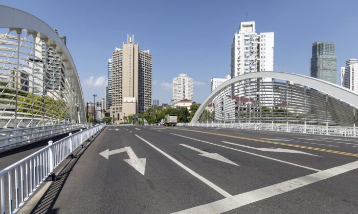 A nearly-empty road during a lockdown due to COVID-19 in Shanghai, China, on May 5, 2022. (Source: Bloomberg)