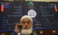 Pakistan’s Rupee Falls to Record Low as Government Seeks Release of IMF Loan