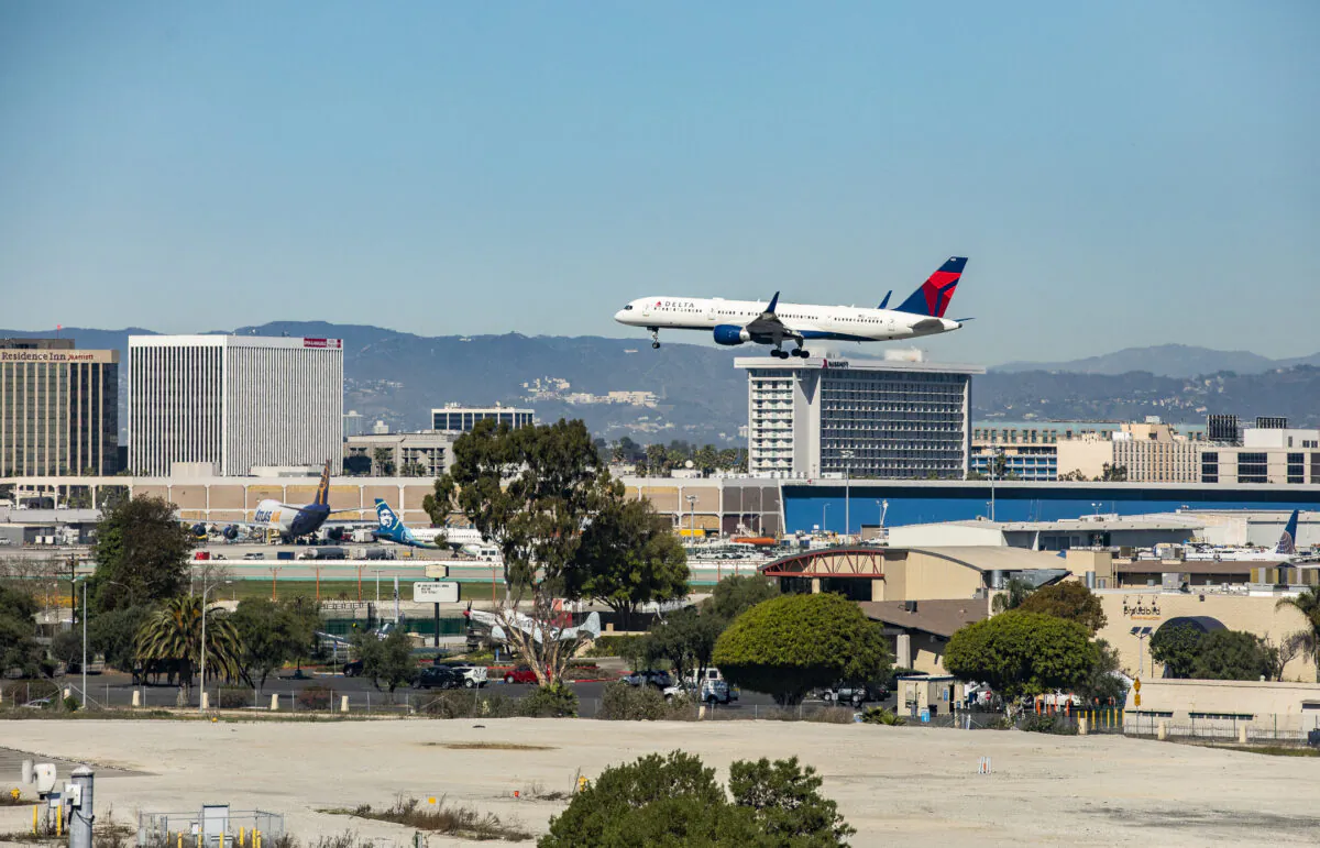 A plane fly's in for landing at Los Angeles International Airport on Feb. 18, 2022. (John Fredricks/The Epoch Times)