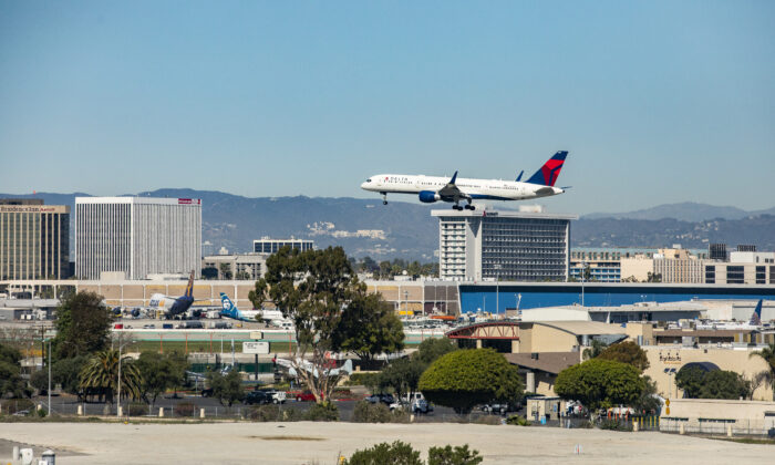 A plane fly's in for landing at Los Angeles International Airport on Feb. 18, 2022. (John Fredricks/The Epoch Times)