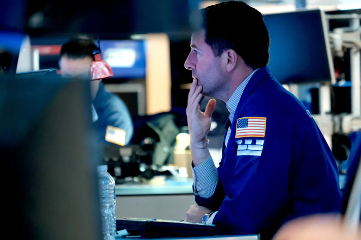 Traders work on the floor of the New York Stock Exchange (NYSE) in New York City on April 25, 2022. (Spencer Platt/Getty Images)