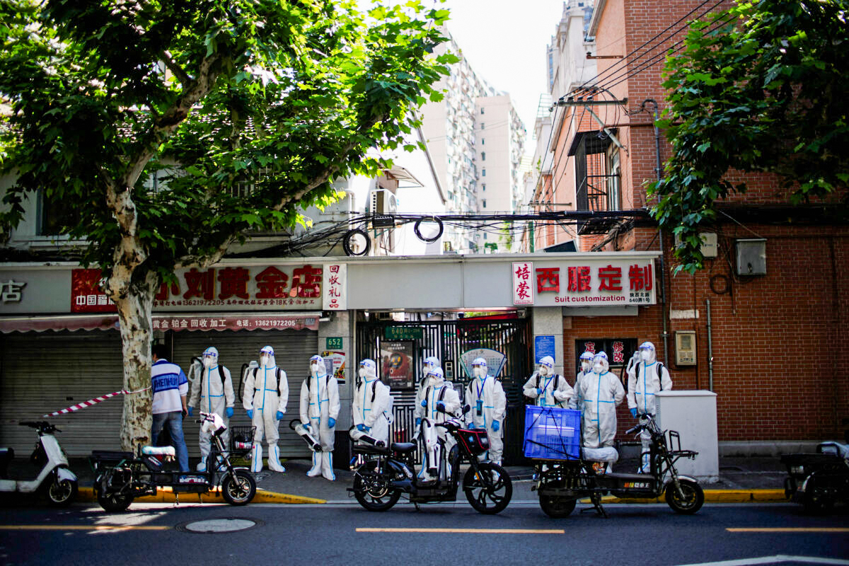 Shanghai's Pandemic Control Staff are Disinfecting Residences - Vimarsana News