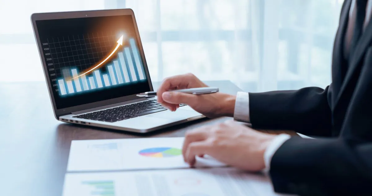 Index funds and ETFs are two good investments. You need learn their differences and then choose the right one for you. (Chayjitti Hongmanee/ShutterStock)