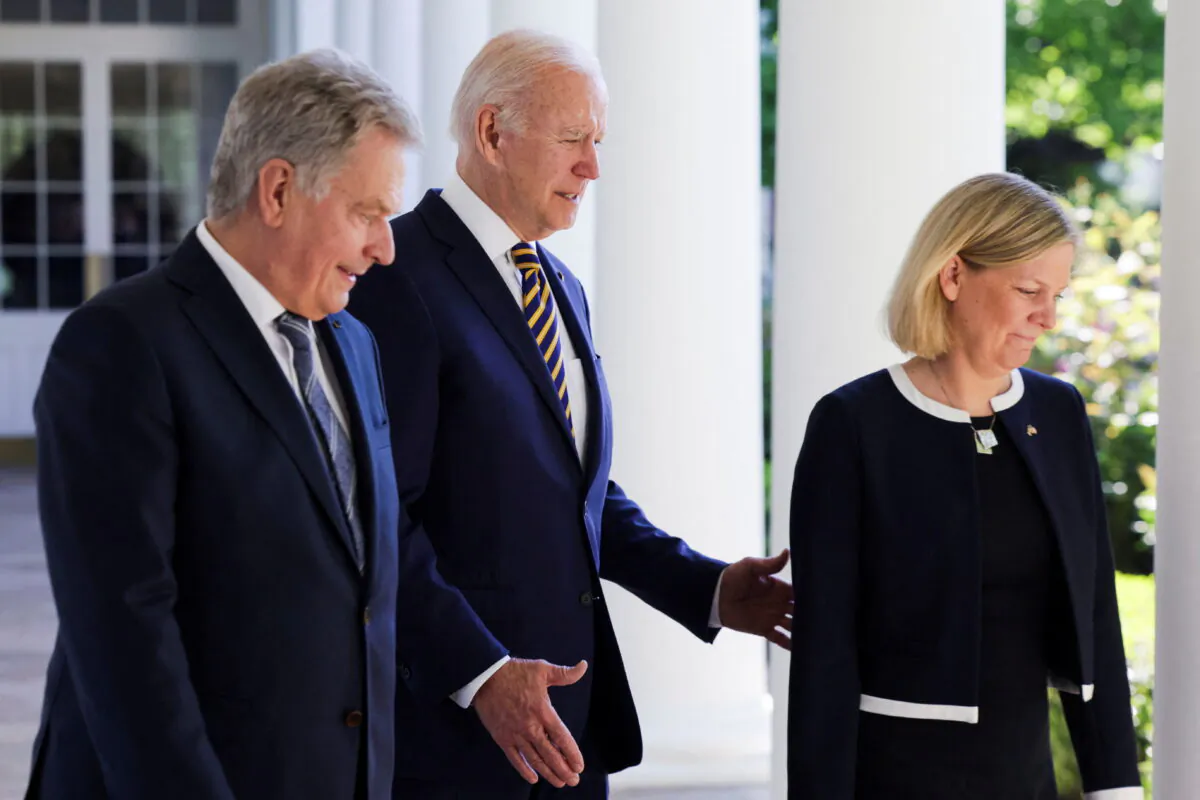 U.S. President Joe Biden, Sweden's Prime Minister Magdalena Andersson and Finland's President Sauli Niinisto walk along the Colonnade to the Oval Office at the White House, in Washington on May 19, 2022. (Evelyn Hockstein/Reuters)