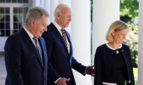 Biden Meets With Finnish, Swedish Leaders, Offers Support for NATO Bids