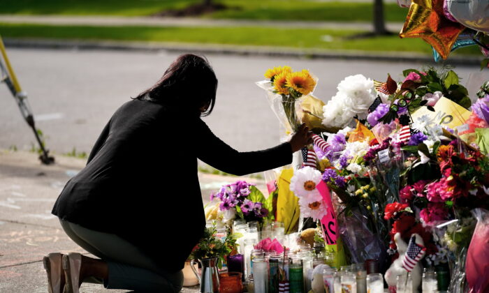 Shannon Waedell-Collins pays her respects at the scene of Saturday's shooting at a supermarket in Buffalo, N.Y., on May 18, 2022. (Matt Rourke/AP Photo)
