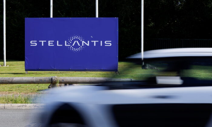 2021 年 7 月 7 日，该公司位于法国奥尔丹的工厂入口处的视图显示了 Stellantis 的徽标。（Pascal Rossignol/Files/Reuters）