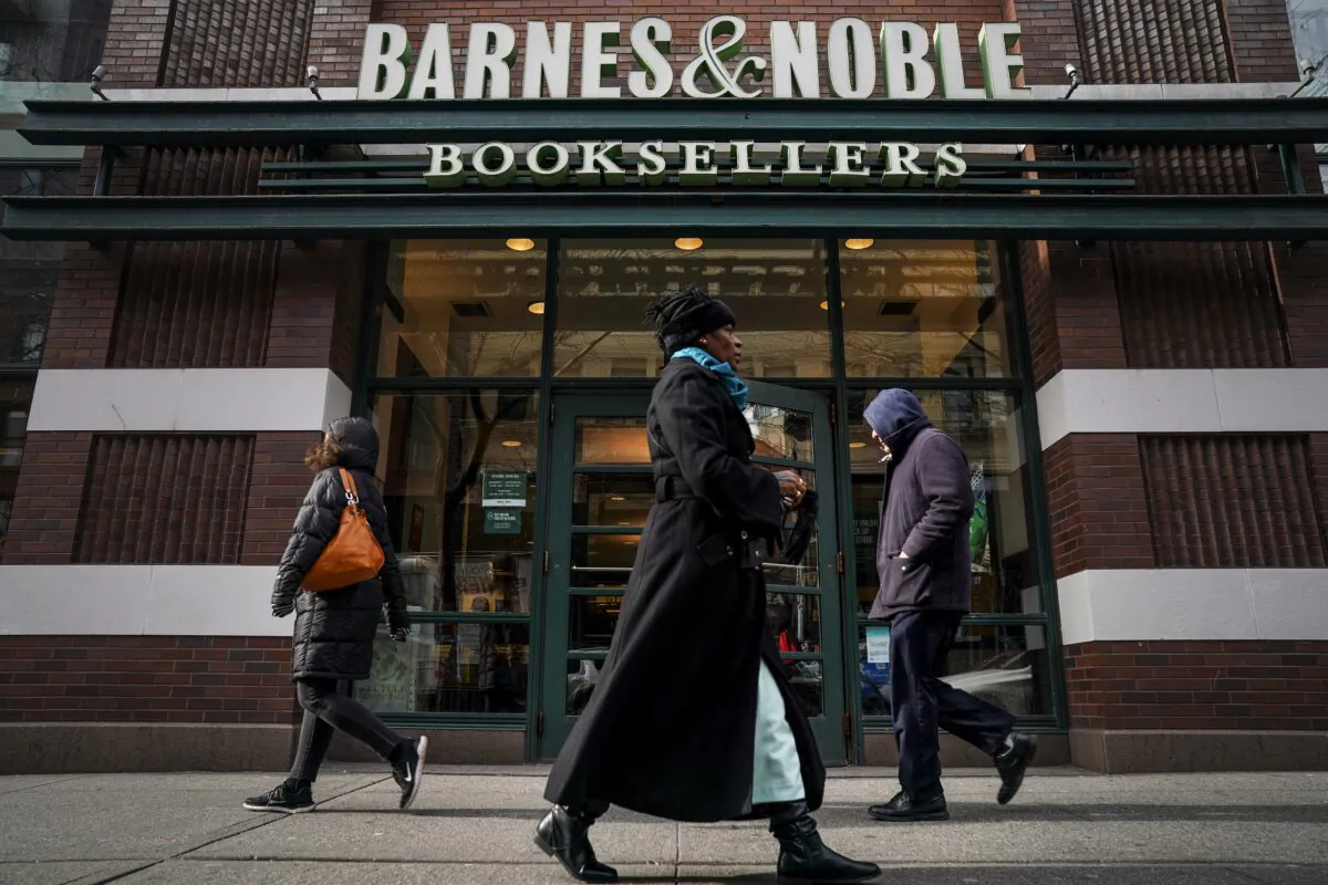 People walk by a Barnes & Noble bookstore in the Brooklyn borough of New York City on Jan. 10, 2019. (Drew Angerer/Getty Images)