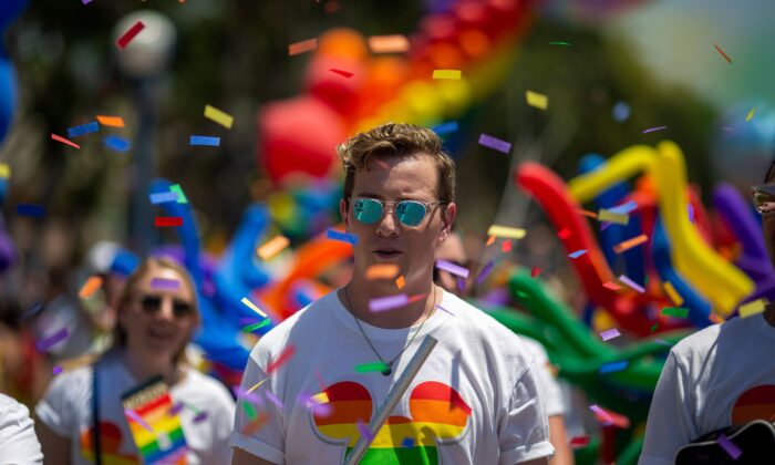 人们于 2019 年 6 月 9 日在加利福尼亚州西好莱坞参加 LA Pride Parade，这是一年一度的 LGBTQ 骄傲庆祝活动。（David McNew/AFP via Getty Images）