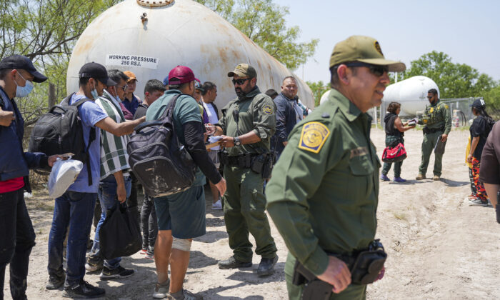 Border Patrol agents apprehend a large group of illegal immigrants near Eagle Pass, Texas, on May 20, 2022. (Charlotte Cuthbertson/The Epoch Times)
