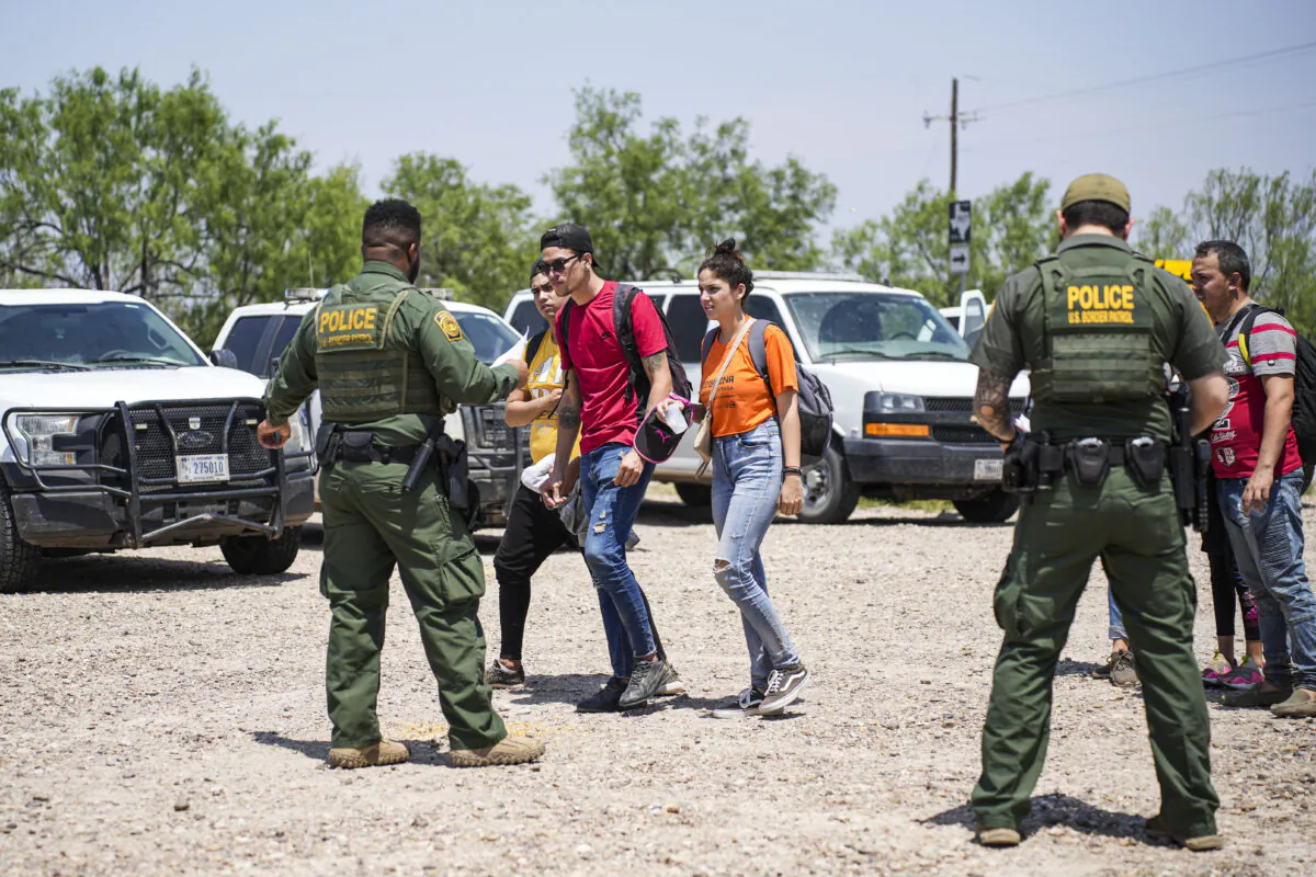 Border Patrol agents apprehend a large group of illegal immigrants near Eagle Pass, Texas, on May 20, 2022. (Charlotte Cuthbertson/The Epoch Times)