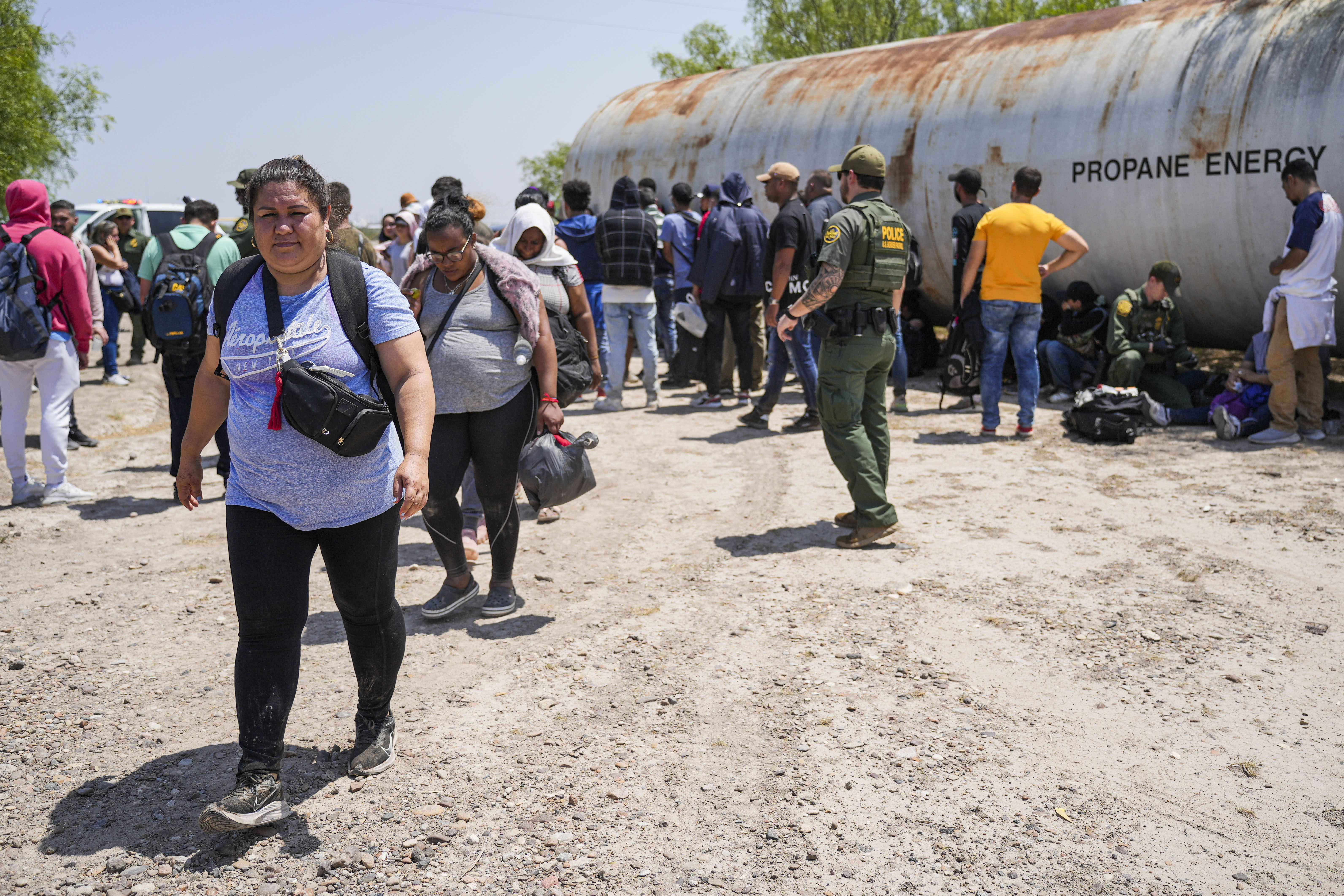 Over 185,000 Illegal Immigrant Arrests Made at US–Mexico Border in August - Vimarsana News