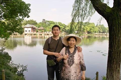 Simon Zhang, newyorský architekt, a jeho matka Ťi Jün-č’, která je praktikující Falun Gongu a byla tři dny před zahájením zimních olympijských her v Pekingu 2022 odvedena ze svého domu. O 48 dní později zemřela v policejní vazbě. (Se svolením Simona Zhanga)