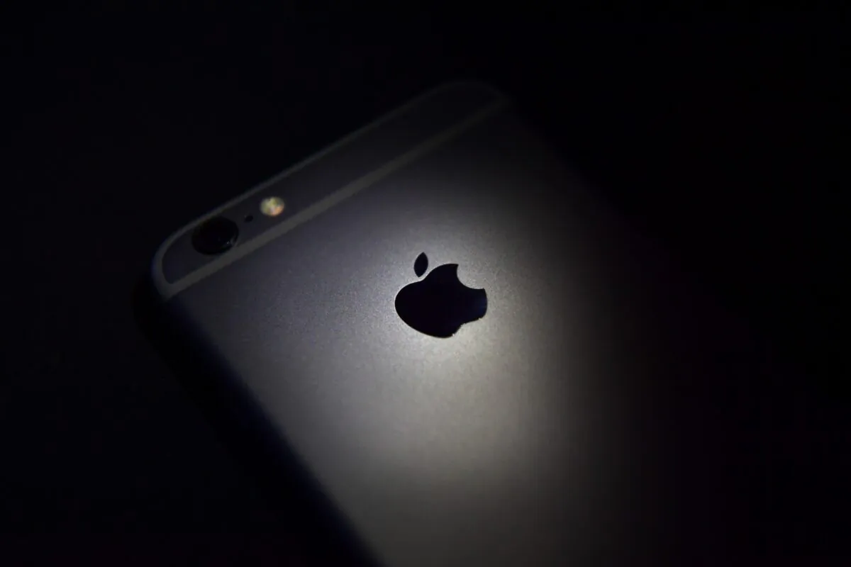 The Apple logo is displayed on the back of an iPhone in London on Aug. 3, 2016. (Carl Court/Getty Images)
