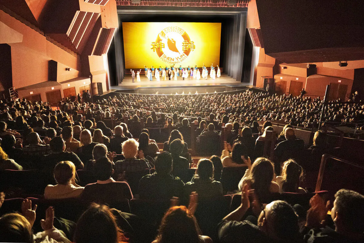 Shen Yun Performing Arts Global Company's curtain call at the Segerstrom Center for the Arts, Costa Mesa, on May 20, 2022. (Ji Yuan/The Epoch Times)