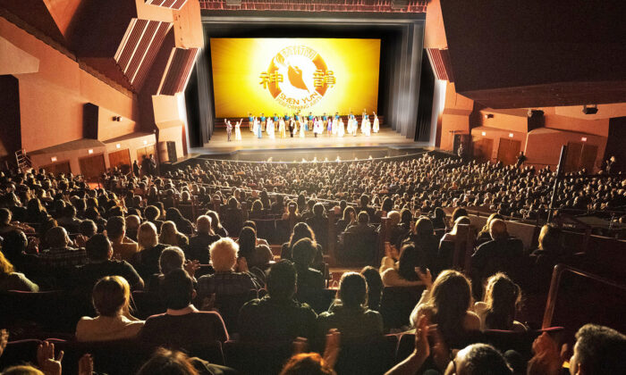 Shen Yun Performing Arts Global Company's curtain call at the Segerstrom Center for the Arts, Costa Mesa, on May 20, 2022. (Ji Yuan/The Epoch Times)