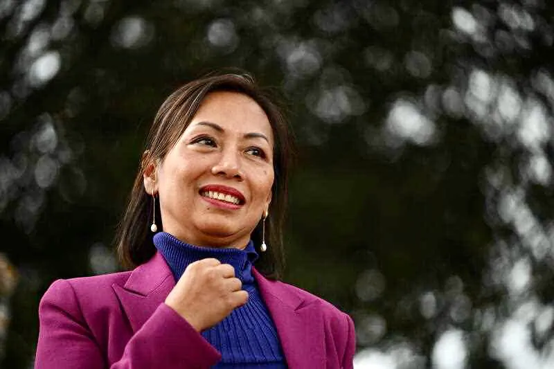 Independent candidate Dai Le chats with voters at King Park Public School on Federal Election day, in the seat of Fowler, Sydney, Saturday, May 21, 2022. (AAP Image/Dean Lewins)