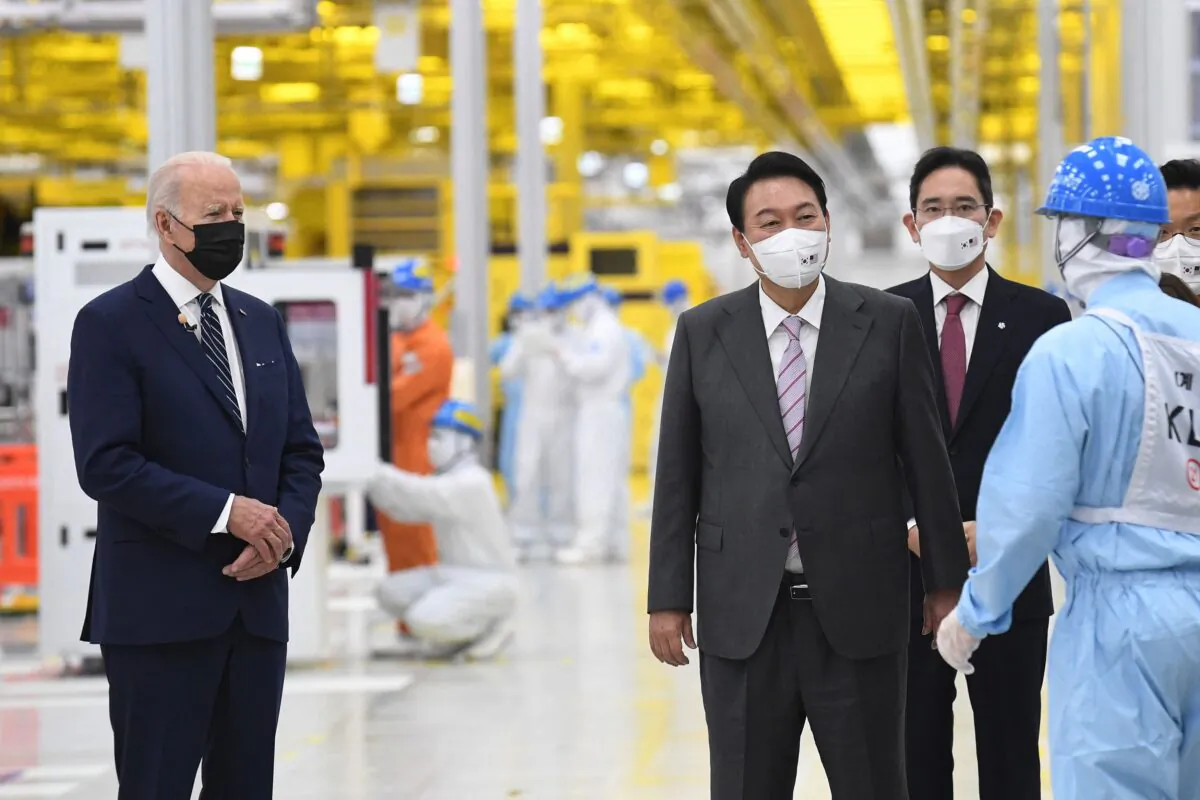 (L–R) President Joe Biden, South Korean President Yoon Suk-youl, and Samsung Electronics Co. Vice Chairman Lee Jae-yong during their visit to the Samsung Electronics Co.'s Pyeongtaek campus on May 20, 2022. (Kim Min-hee/AFP via Getty Images)
