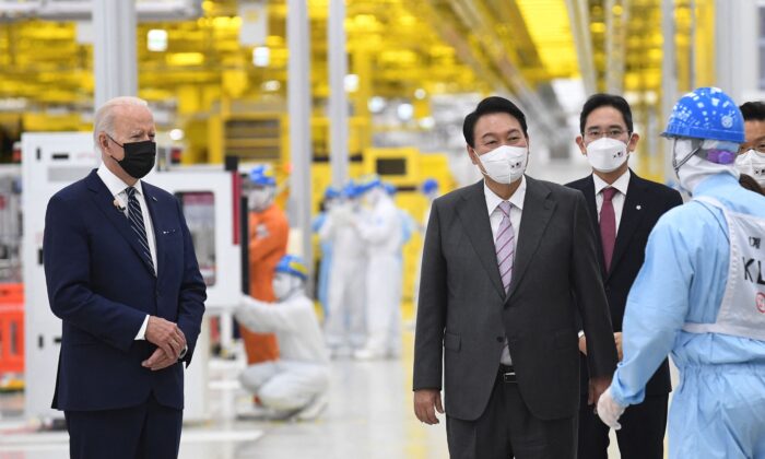 (L–R) President Joe Biden, South Korean President Yoon Suk-youl, and Samsung Electronics Co. Vice Chairman Lee Jae-yong during their visit to the Samsung Electronics Co.'s Pyeongtaek campus on May 20, 2022. (Kim Min-hee/AFP via Getty Images)