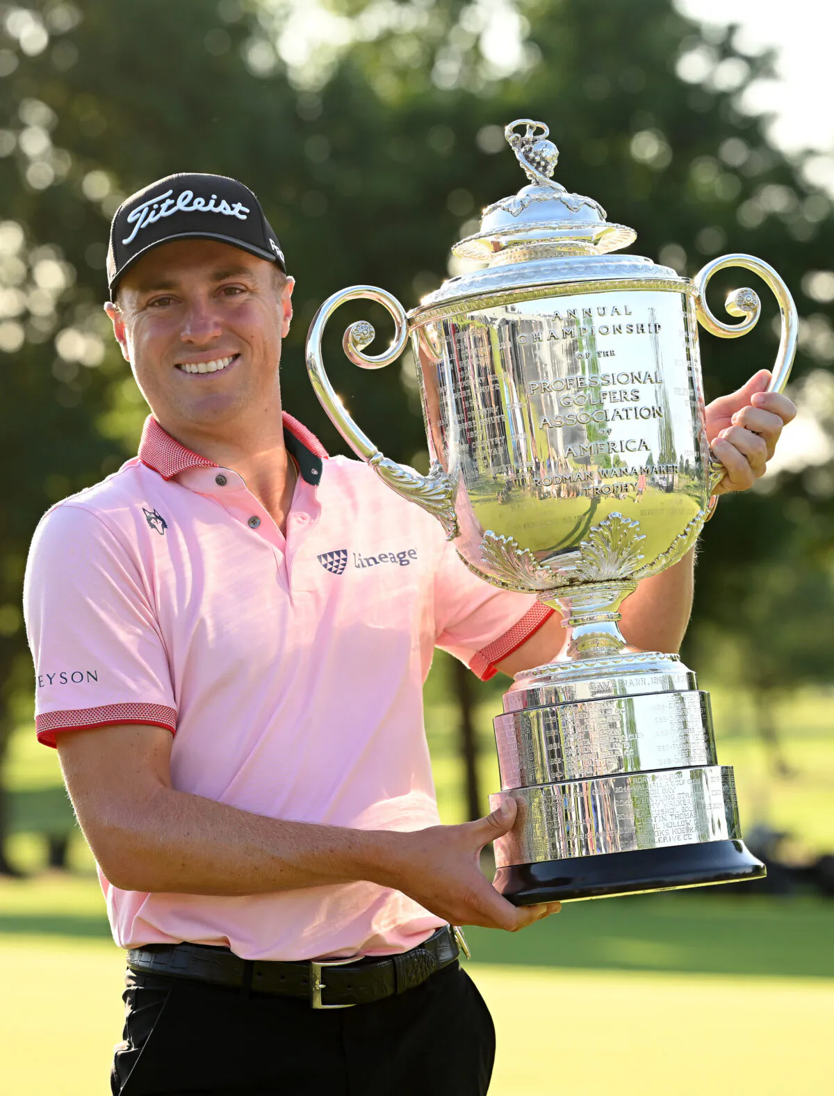 Justin Thomas of the USA celebrates with the Wanamaker Trophy after the final round of the PGA Championship at Southern Hills Country Club, in Tulsa, on May 22, 2022. (Ross Kinnaird/Getty Images)