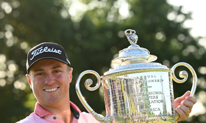 Justin Thomas of the USA celebrates with the Wanamaker Trophy after the final round of the PGA Championship at Southern Hills Country Club, in Tulsa, on May 22, 2022. (Ross Kinnaird/Getty Images)