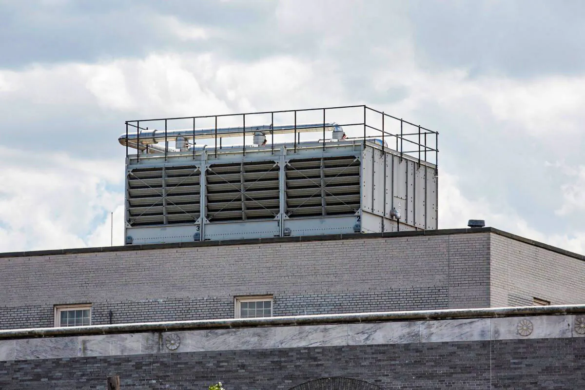 A water cooling tower that was found to have traces of legionella pneumophila bacteria, which may have helped cause the recent outbreak of Legionnaires' disease in the Bronx, is seen on top of the United States Post Office at 558 Grand Concourse, in the Bronx borough of New York on Aug. 13, 2015. (Andrew Burton/Getty Images)