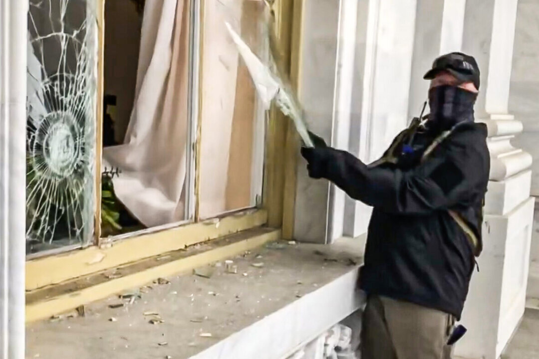 EXCLUSIVE: Videos Show Unindicted ‘Suspicious Actors’ Attacking Capitol on Jan. 6