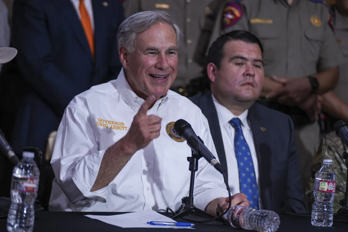 Texas Gov. Greg Abbott (L) and Eagle Pass Mayor Rolando Salinas Jr. at a press conference in Eagle Pass, Texas, on May 23, 2022. (Charlotte Cuthbertson/The Epoch Times)