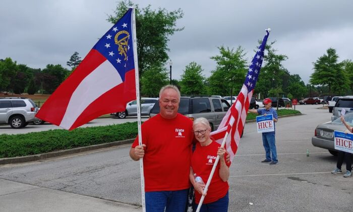 Paulding County Republican Party Chair Jim Tully (left) talks to voters on May 24. (Jeff Louderback/The Epoch Times)