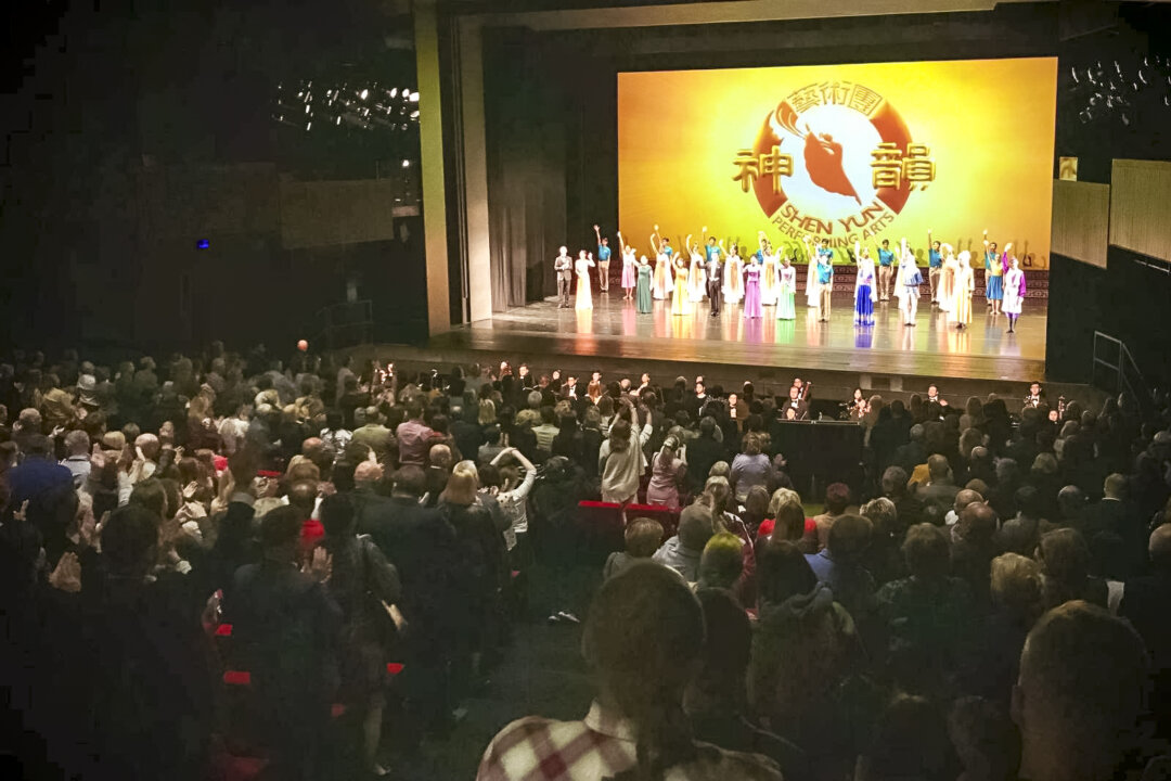 Shen Yun Performing Arts World Company's curtain call at Lublin's Opera Hall, on May 17, 2022. (Barbara Konieczna/The Epoch Times)