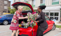 ‘Happy Flower Lady’ Spreads Joy Delivering Donated Flowers