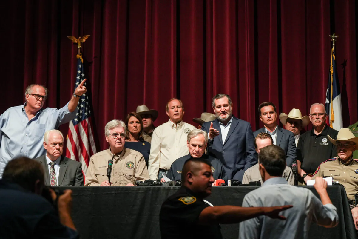 Mayor of Uvalde Don McLaughlin (back-left) tells Beto O’Rourke (front-right) to leave as the latter disrupts a press conference held by Texas Gov. Greg Abbott and federal, state, and local officials a day after a mass shooting at an elementary school, in Uvalde, Texas, on May 24, 2022. (Charlotte Cuthbertson/The Epoch Times)