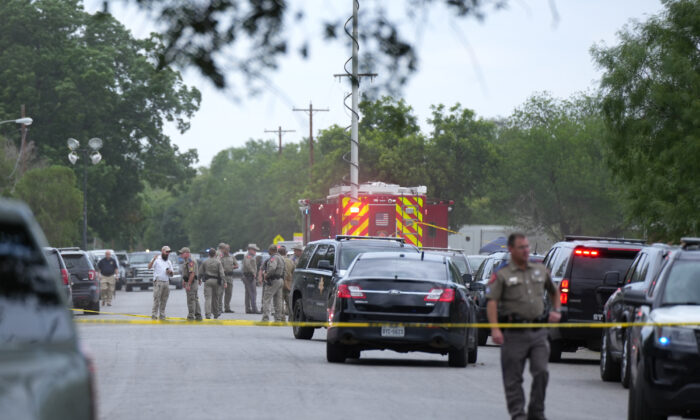 Police cordon off the streets around Robb Elementary School after a mass shooting in Uvalde, Texas, on May 24, 2022. (Charlotte Cuthbertson/The Epoch Times)