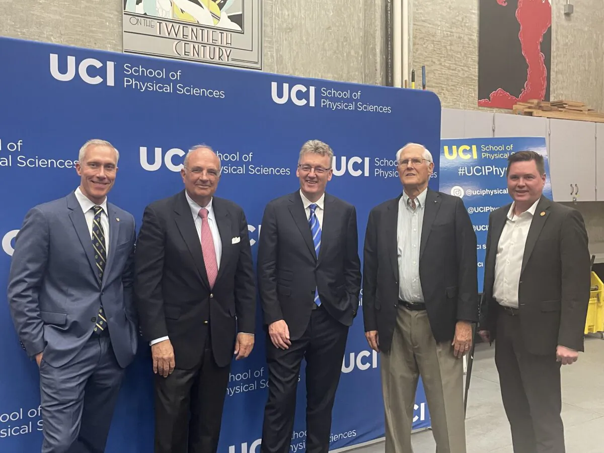 The 2021 Chemistry Nobel Prize winner and University of California–Irvine alumnus David MacMillan
(C) shares his story at UC Irvine’s Barclay Theatre in Irvine, Calif., on May 24, 2022. (Carol Cassis/The Epoch Times)