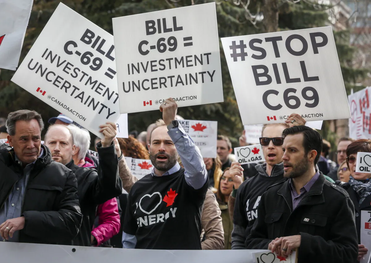 Pro-pipeline supporters rally outside a public hearing of the Senate Committee on Energy, the Environment and Natural Resources regarding Bill C-69, in Calgary, Alta., on April 9, 2019. (The Canadian Press/Jeff McIntosh)