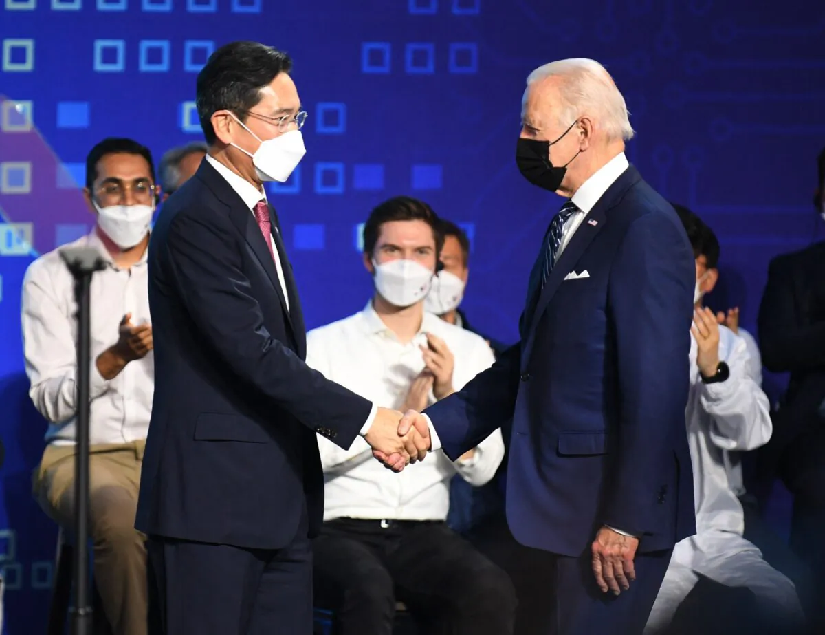 US President Joe Biden (R) shakes hands with Samsung Electronics Co. Vice Chairman Lee Jae-yong (L) after a press conference at the Samsung Electronic Pyeongtaek Campus in Pyeongtaek on May 20, 2022. (Photo by Kim Min-hee/Pool/AFP via Getty Images)
