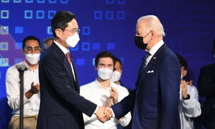 US President Joe Biden (R) shakes hands with Samsung Electronics Co. Vice Chairman Lee Jae-yong (L) after a press conference at the Samsung Electronic Pyeongtaek Campus in Pyeongtaek on May 20, 2022. (Photo by Kim Min-hee/Pool/AFP via Getty Images)