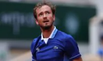 No. 2 Medvedev Wins in Straight Sets