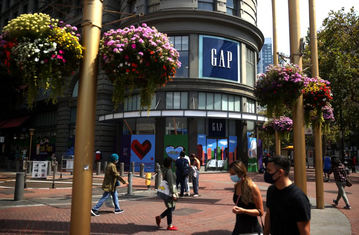 Pedestrians walk by the closed GAP flagship store in San Francisco on Aug. 18, 2020. (Justin Sullivan/Getty Images)