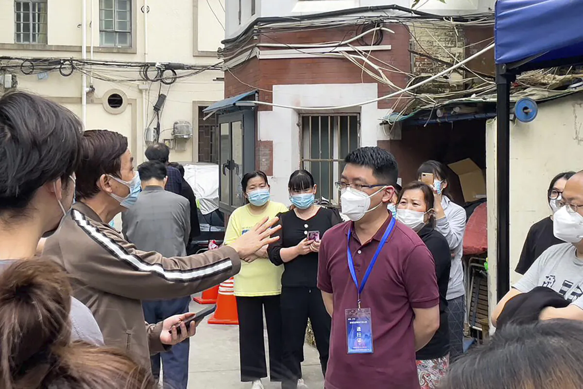 Residents confront a representative about opening up of their compound in Jing'an district in Shanghai on May 25, 2022. (AP Photo)
