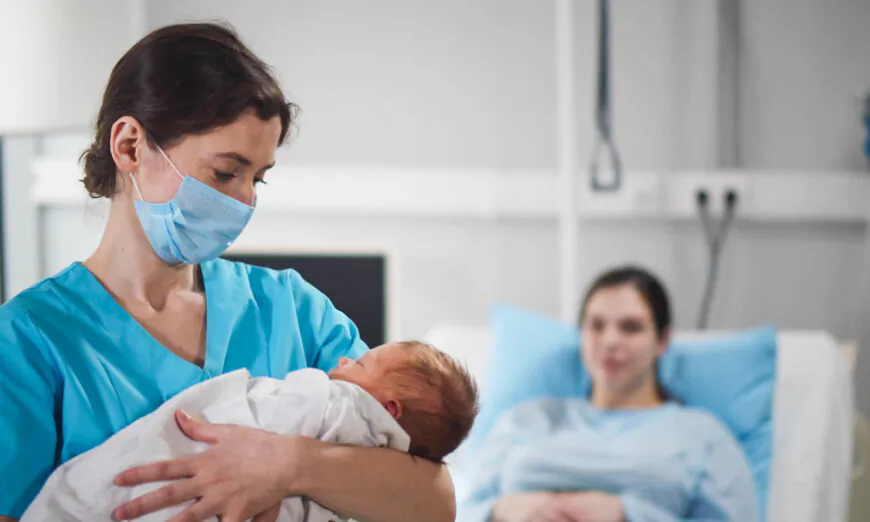 Newborn baby in a hospital. (ShutterStock)