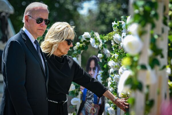 Biden visita el lugar del tiroteo en Texas