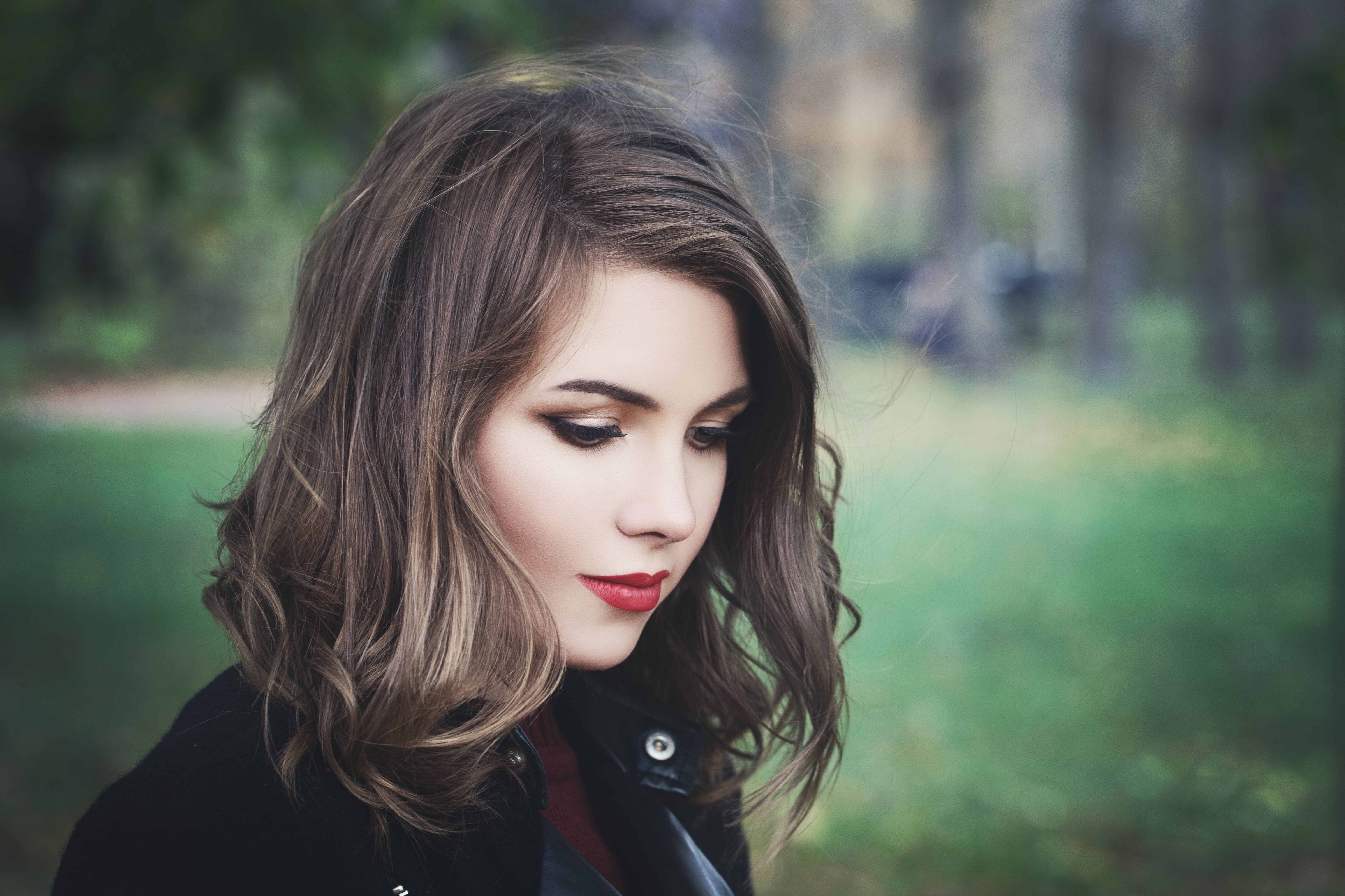 girl in the park with a lob hairstyle