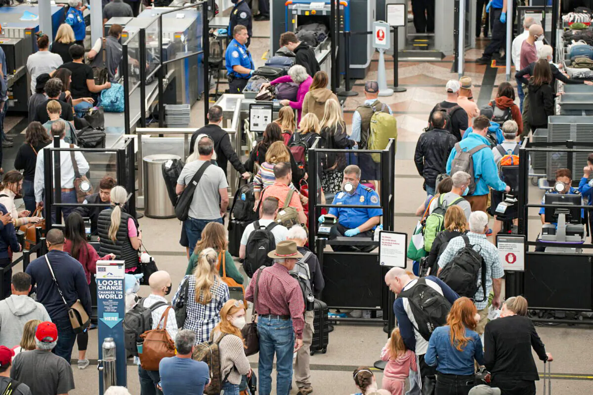 Travelers queue up move through the north security checkpoint in the main terminal of Denver International Airport in Denver on May 26, 2022. (David Zalubowski/AP Photo)
