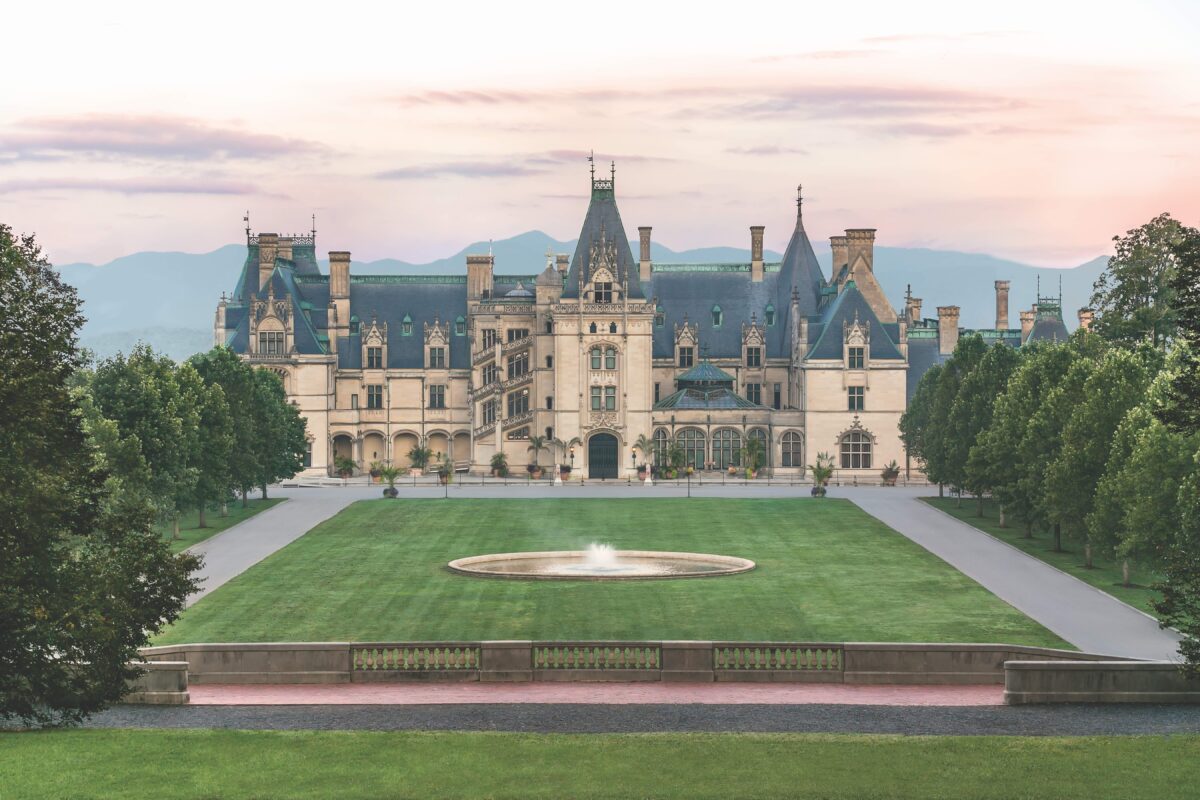 The Biltmore House façade with mountains in the background. （Courtesy of The Biltmore Company）